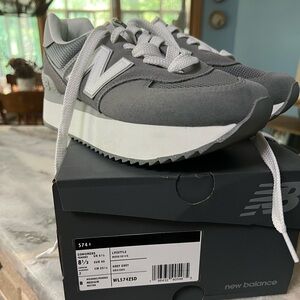 New Balance platform tennis shoes 8.5. Worn a few times. Excellent condition!